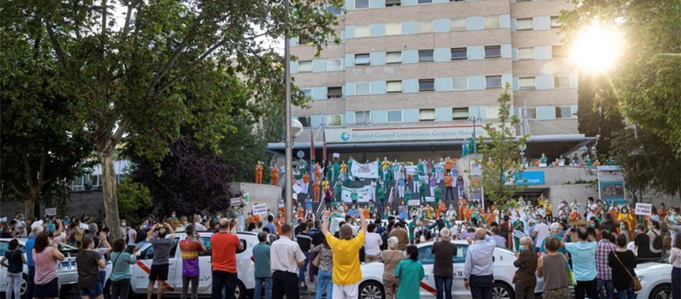 Ισπανία: Γιατροί και νοσηλευτές διαδήλωσαν με τις στολές τους - «Χρειαζόμαστε αληθινά μέσα ατομικής προστασίας»